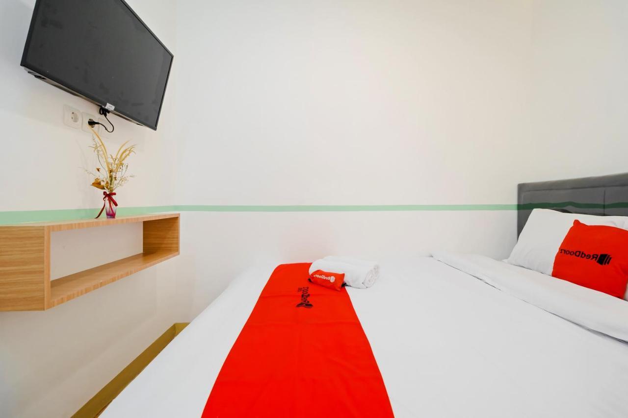 Hotel Reddoorz @ Taman Royal Tangerang Exterior foto