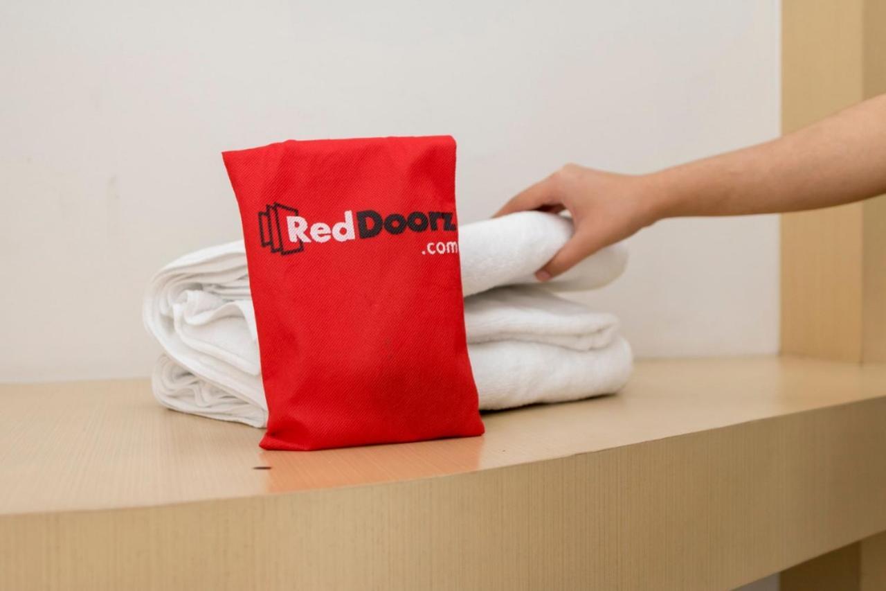 Hotel Reddoorz @ Taman Royal Tangerang Exterior foto
