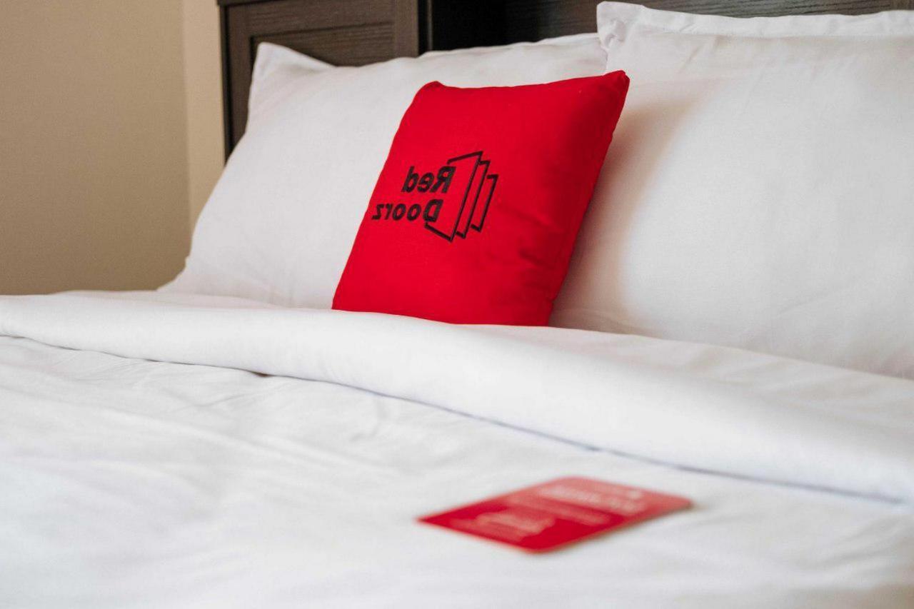 Hotel Reddoorz @ Taman Royal Tangerang Exterior foto