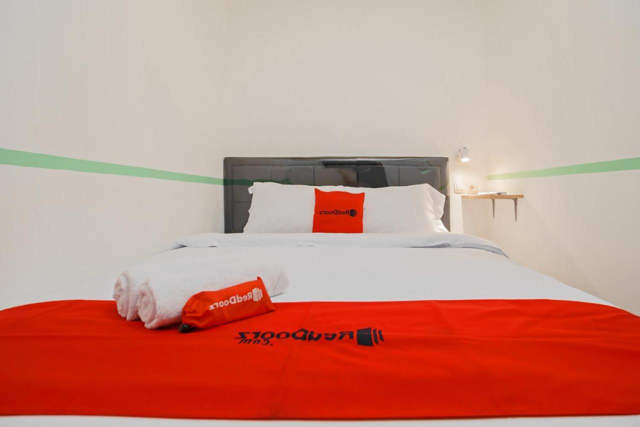 Hotel Reddoorz @ Taman Royal Tangerang Exterior foto